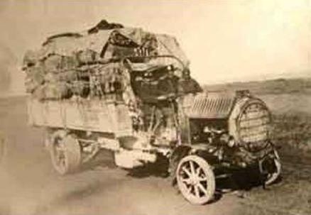 Un petit camion remplit au delà de ses limites transporte sur des routes dangereuses un chargement de plis et colis. Sur l'avant une inscription en arabe démontrant son appartenance aux postes de Perse.