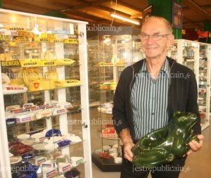 Michel devant ses vitrines