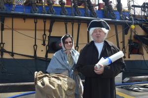 Jean Ketterlin et son épouse, habillée en acadienne, devant l’Hermione