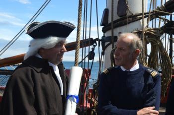 Jean Ketterlin à bord de l’Hermione, et le commandant Yann Cariou