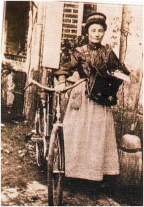 Une femme facteur